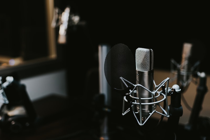 Registrazione di un'intervista con un microfono e uno sfondo sfocato