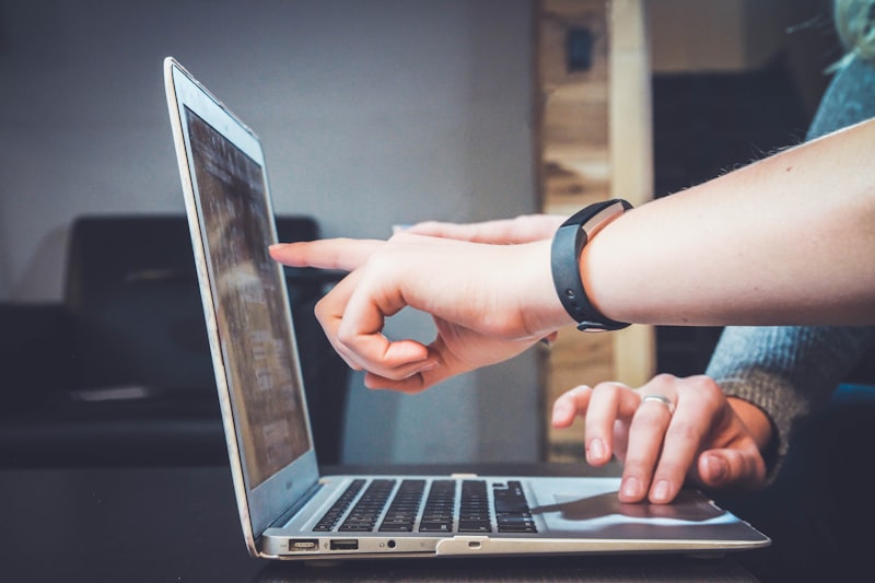 Computer portatile aperto su una lezione di formazione digitale