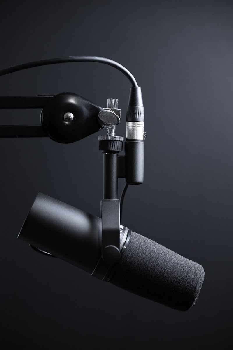 Set podcast con microfoni e monitor da studio